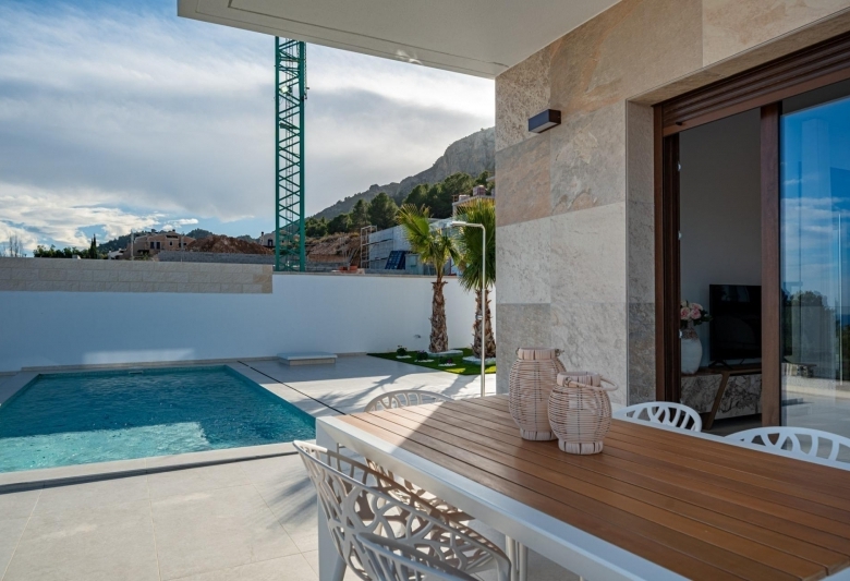 Villa de nueva construcción de una planta y piscina privada en Polop