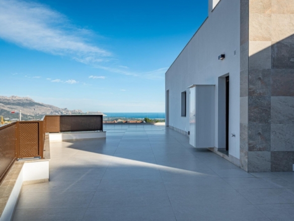 Villa de nueva construcción de una planta y piscina privada en Polop