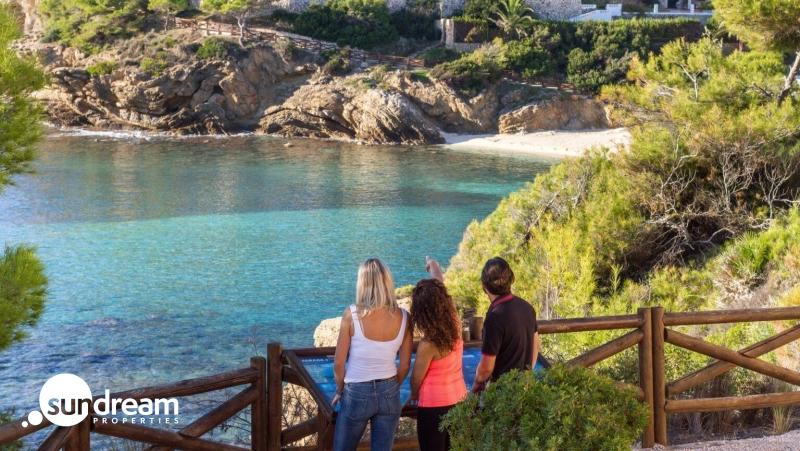 Villa de lujo de 4 dormitorios a la venta con vistas al mar en Benissa Costa