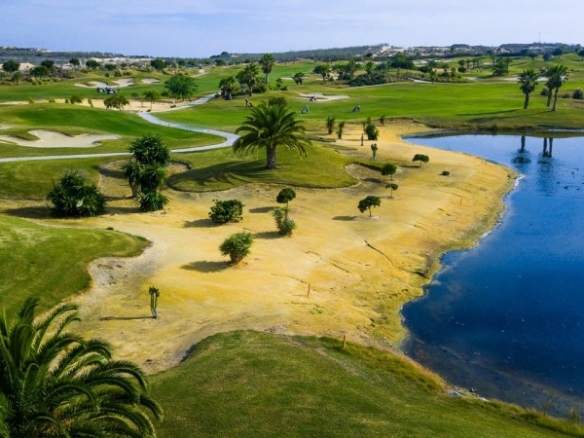 Villa en venta de obra nueva con piscina Golf Orihuela