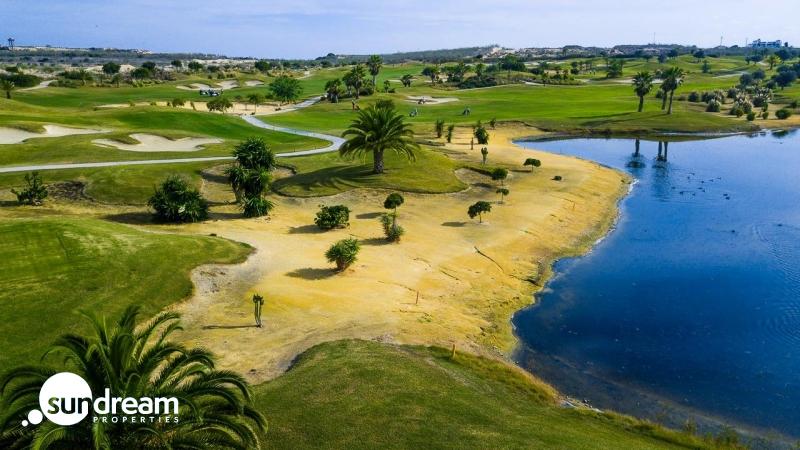 Villa en venta de obra nueva con piscina Golf Orihuela