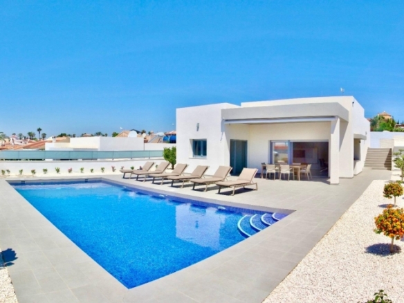 Villa de nueva construción con 3 dormitorios y piscina privada a la venta en Rafal(Alicante)