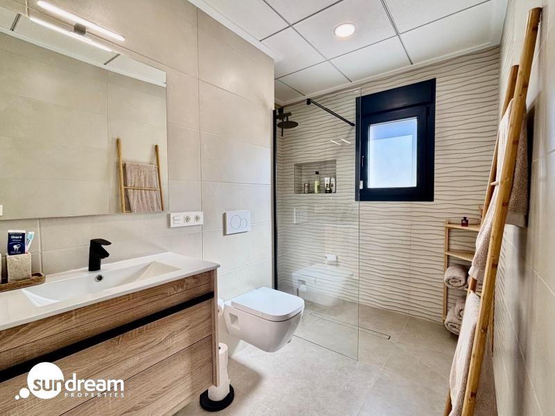 Villa de nueva construción con 3 dormitorios y piscina privada a la venta en Rafal(Alicante)