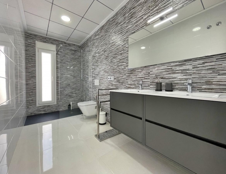 Villa de nueva construción con 3 dormitorios y piscina privada a la venta en Rafal(Alicante)