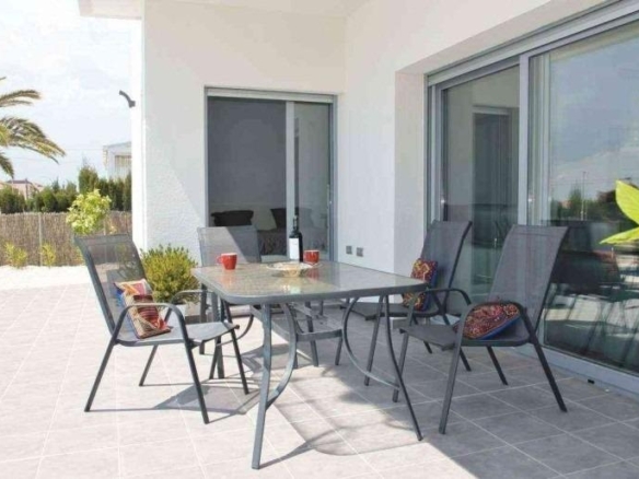 Villa de nueva construción con 3 dormitorios y piscina privada a la venta en Rafal(Alicante)