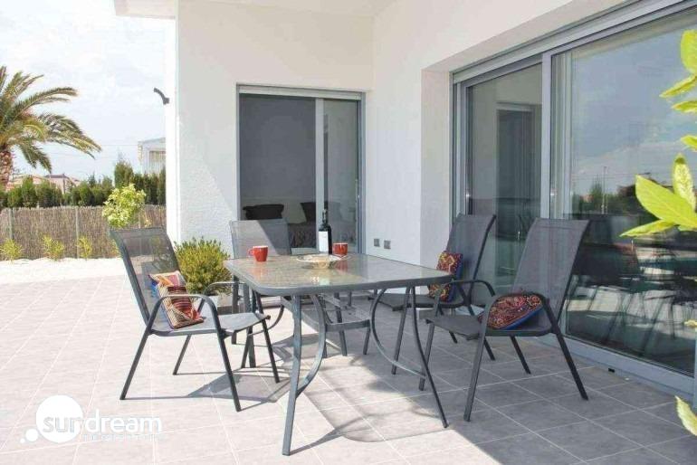Villa de nueva construción con 3 dormitorios y piscina privada a la venta en Rafal(Alicante)
