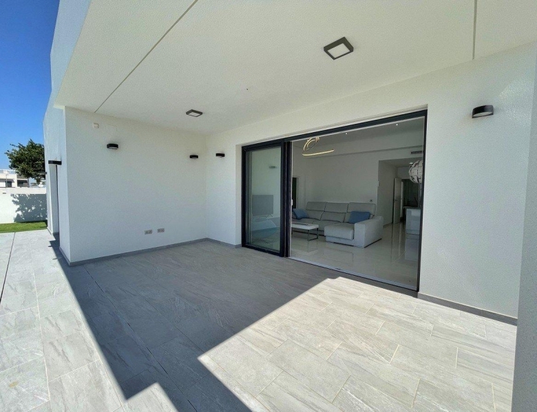 Villa de nueva construción con 3 dormitorios y piscina privada a la venta en Rafal(Alicante)