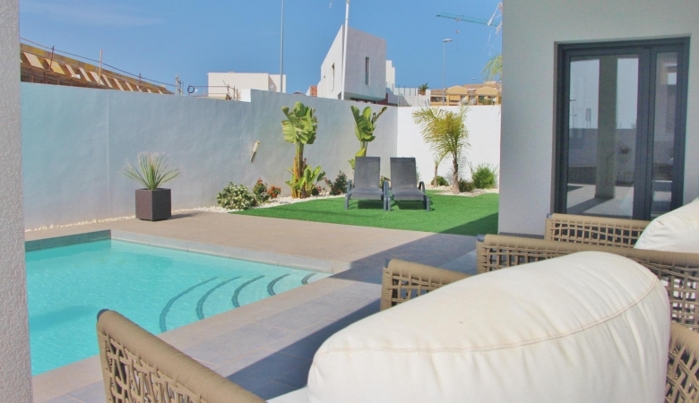 Villa de nueva construción con 3 dormitorios y piscina privada a la venta en Rafal(Alicante)