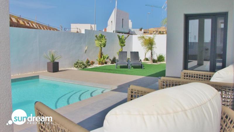 Villa de nueva construción con 3 dormitorios y piscina privada a la venta en Rafal(Alicante)