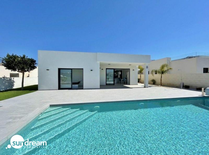 Villa de nueva construción con 3 dormitorios y piscina privada a la venta en Rafal(Alicante)