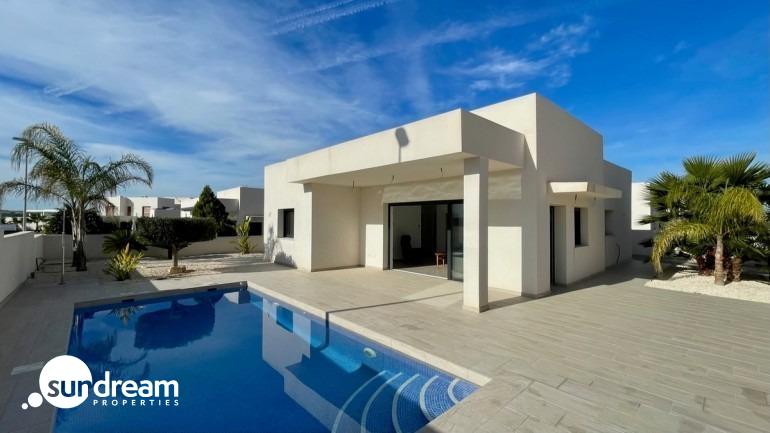 Villa de nueva construción con 3 dormitorios y piscina privada a la venta en Rafal(Alicante)