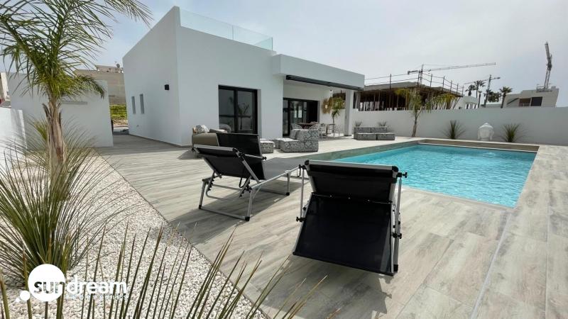 Villa de nueva construción con 3 dormitorios y piscina privada a la venta en Rafal(Alicante)