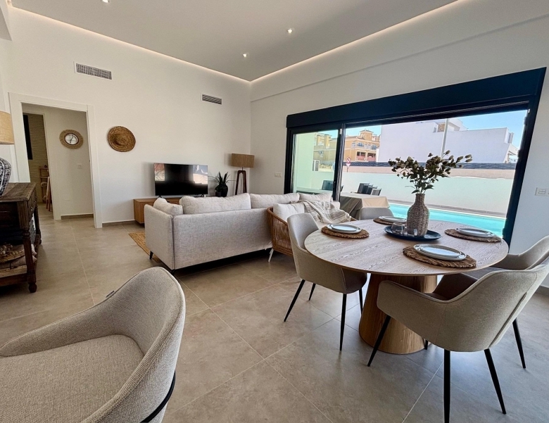Villa de nueva construción con 3 dormitorios y piscina privada a la venta en Rafal(Alicante)