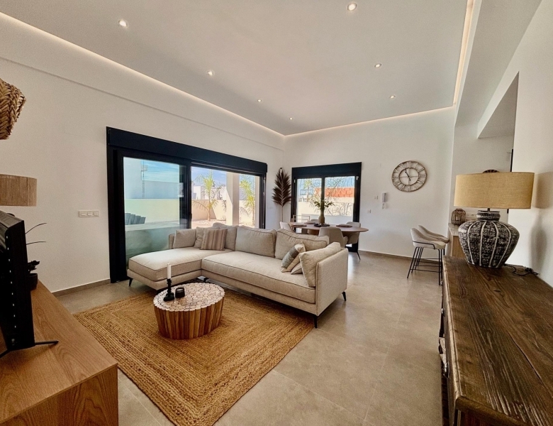 Villa de nueva construción con 3 dormitorios y piscina privada a la venta en Rafal(Alicante)