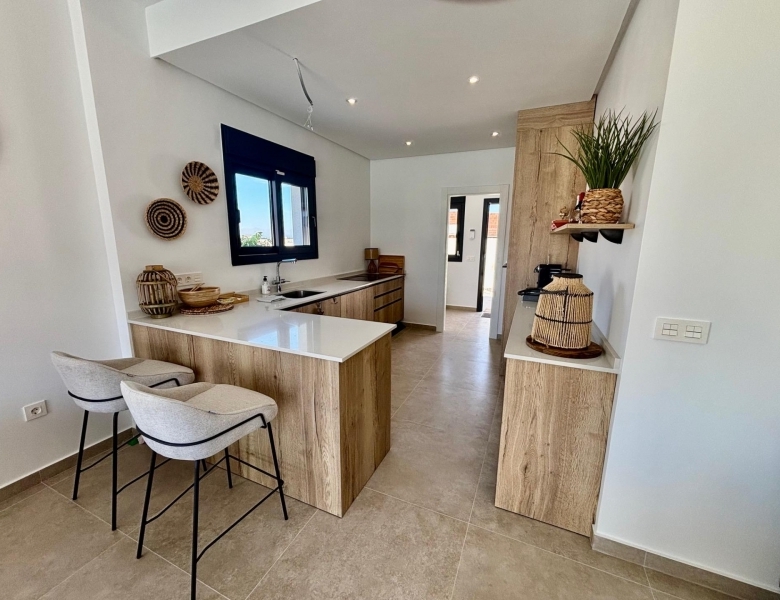 Villa de nueva construción con 3 dormitorios y piscina privada a la venta en Rafal(Alicante)