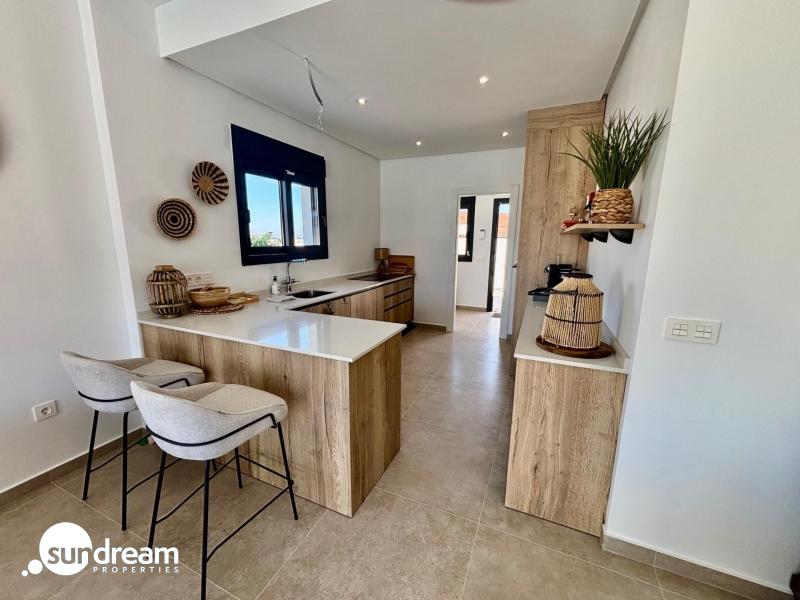 Villa de nueva construción con 3 dormitorios y piscina privada a la venta en Rafal(Alicante)