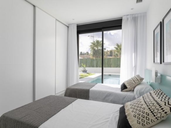 Villa independiente moderna con 3 dormitorios y piscina privada a la venta en Calasparra(Murcia)