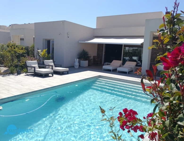 Villa en venta con piscina La Finca Golf Resort Algorfa
