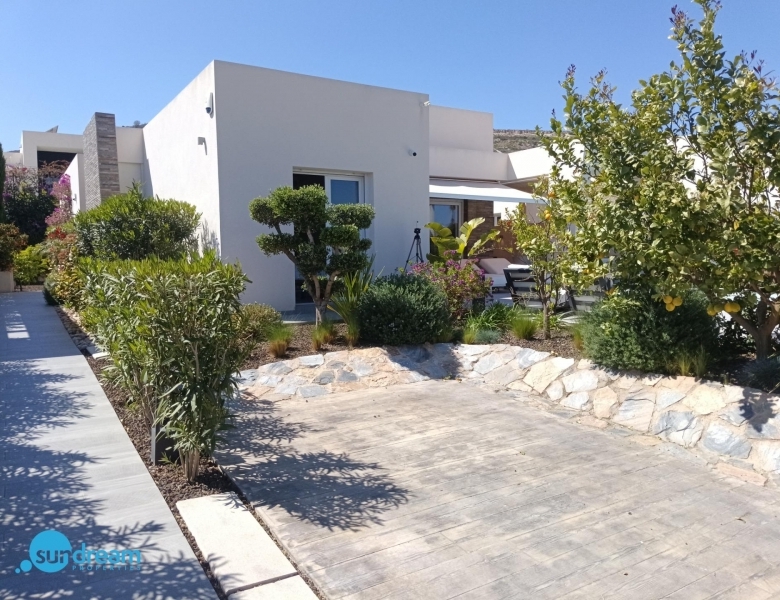 Villa en venta con piscina La Finca Golf Resort Algorfa