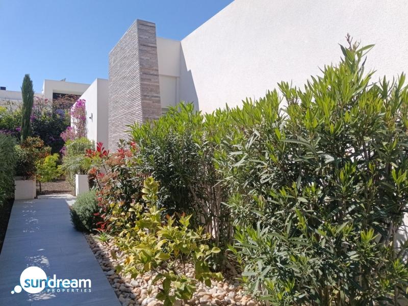 Villa en venta con piscina La Finca Golf Resort Algorfa