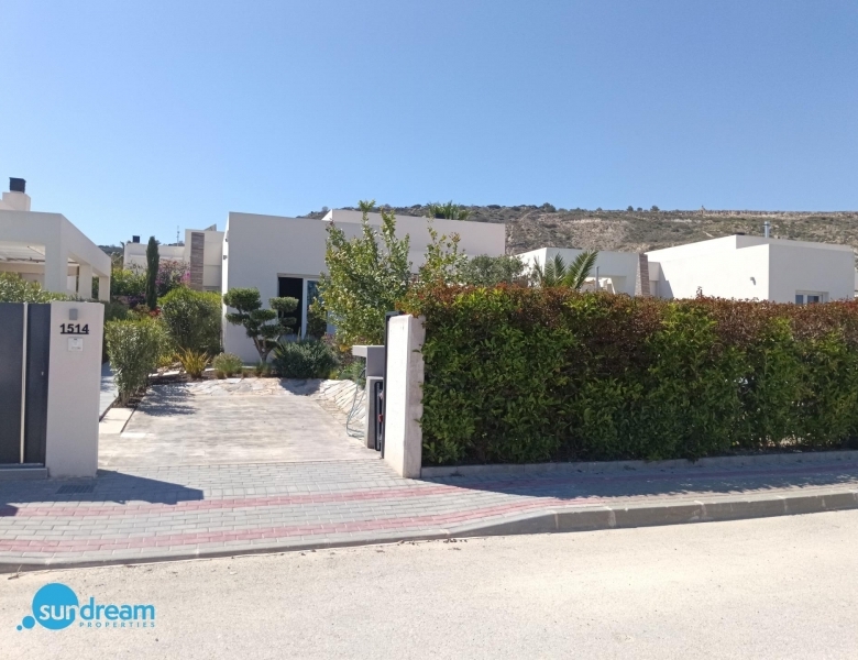 Villa en venta con piscina La Finca Golf Resort Algorfa