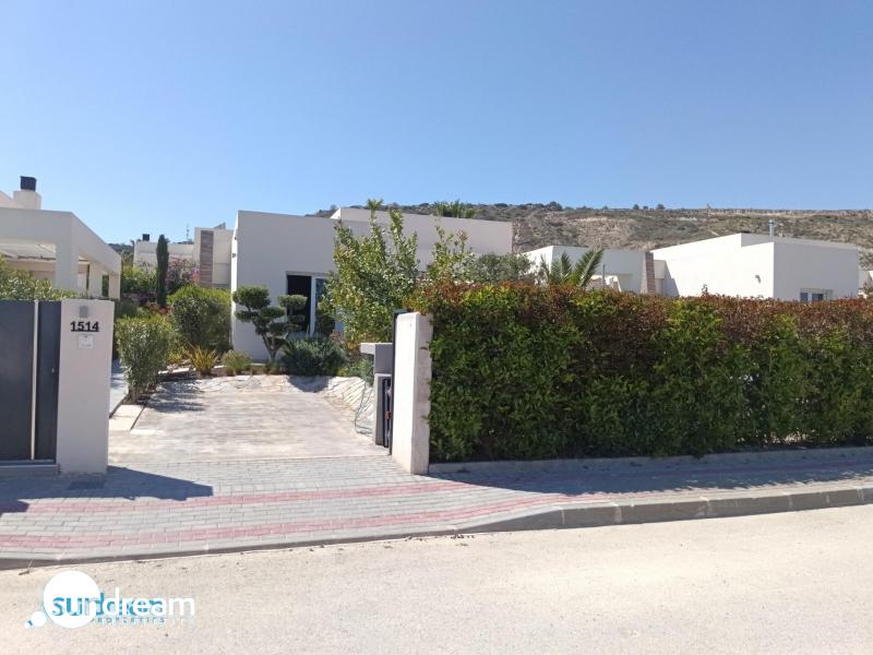 Villa en venta con piscina La Finca Golf Resort Algorfa