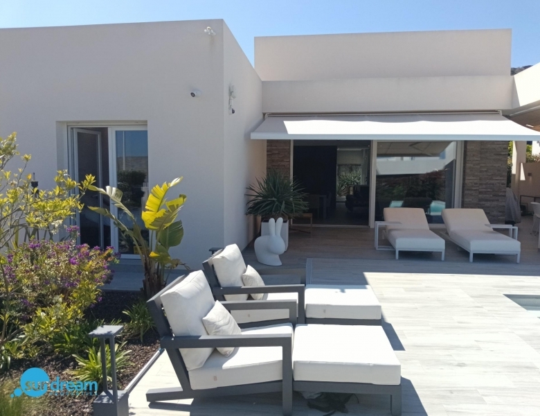 Villa en venta con piscina La Finca Golf Resort Algorfa