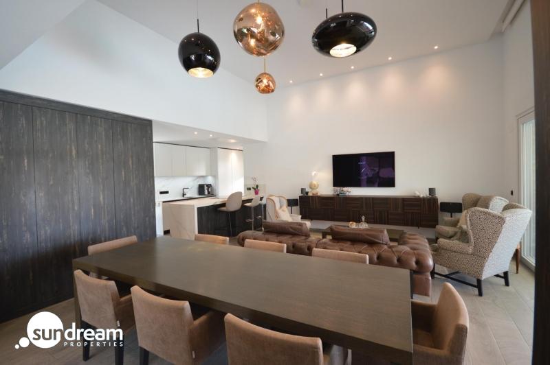 Villa en venta con piscina La Finca Golf Resort Algorfa