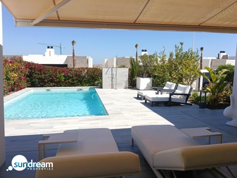 Villa en venta con piscina La Finca Golf Resort Algorfa