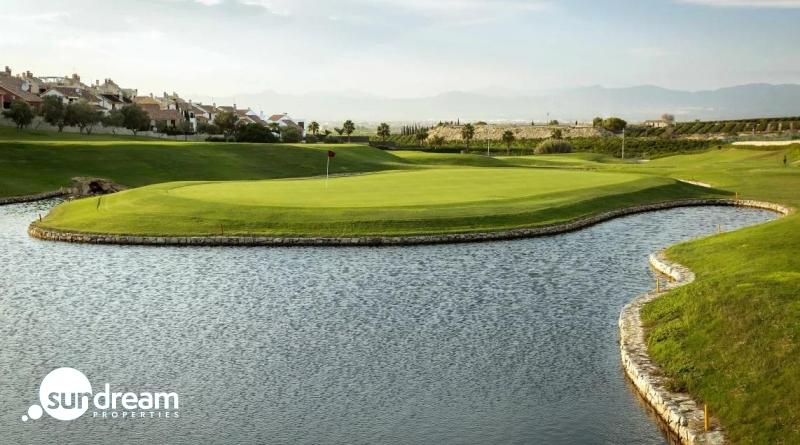 Villa en venta con piscina La Finca Golf Resort Algorfa