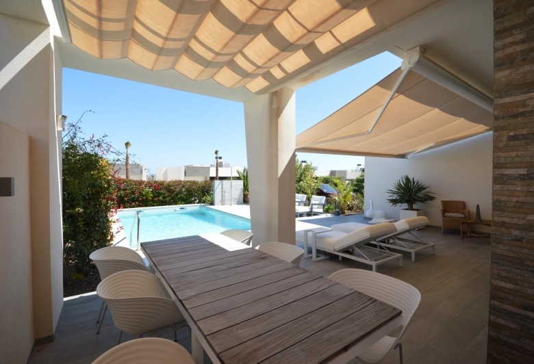 Villa en venta con piscina La Finca Golf Resort Algorfa