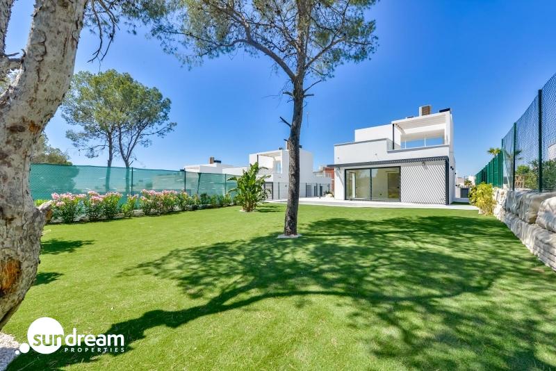 Villa en venta obra nueva con piscina  en Finestrat