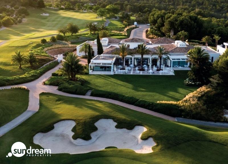 Magnifica villa de lujo en una sola planta con 3 dormitorios y piscina privada en el prestigioso Resort de Golf Las Colinas(Alicante)