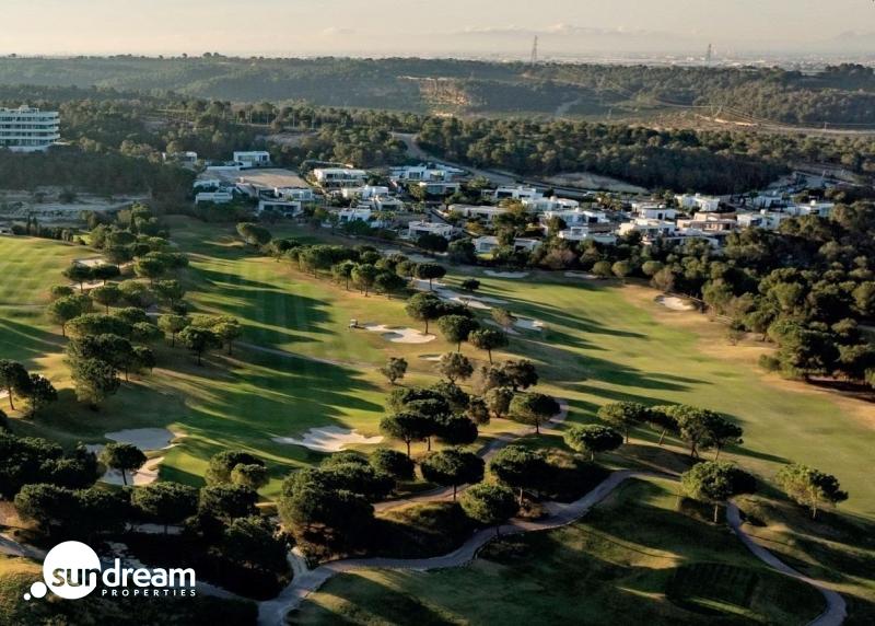 Magnifica villa de lujo en una sola planta con 3 dormitorios y piscina privada en el prestigioso Resort de Golf Las Colinas(Alicante)
