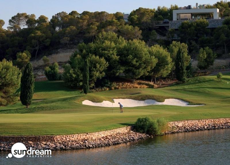 Magnifica villa de lujo en una sola planta con 3 dormitorios y piscina privada en el prestigioso Resort de Golf Las Colinas(Alicante)