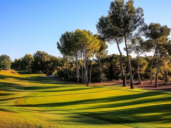 Magnifica villa de lujo en una sola planta con 3 dormitorios y piscina privada en el prestigioso Resort de Golf Las Colinas(Alicante)