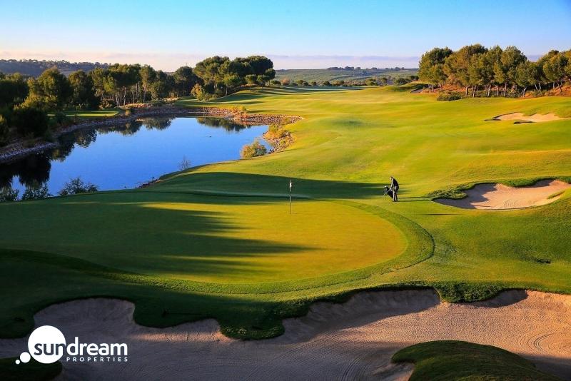 Magnifica villa de lujo en una sola planta con 3 dormitorios y piscina privada en el prestigioso Resort de Golf Las Colinas(Alicante)