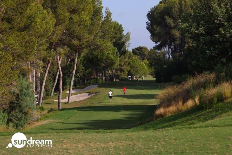 Magnifica villa de lujo en una sola planta con 3 dormitorios y piscina privada en el prestigioso Resort de Golf Las Colinas(Alicante)