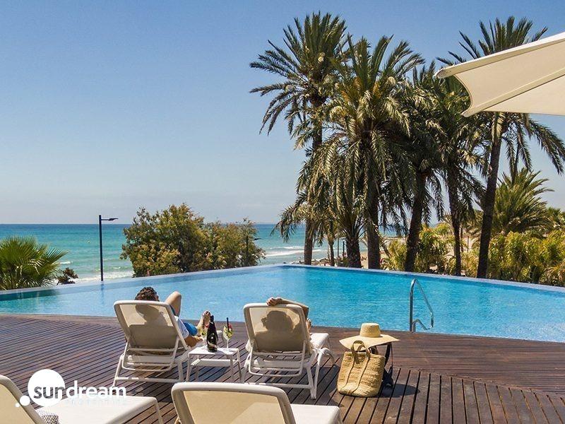 g_42716-7-21 Magnifica villa de lujo en una sola planta con 3 dormitorios y piscina privada en el prestigioso Resort de Golf Las Colinas(Alicante)