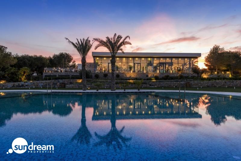 Magnifica villa de lujo en una sola planta con 3 dormitorios y piscina privada en el prestigioso Resort de Golf Las Colinas(Alicante)