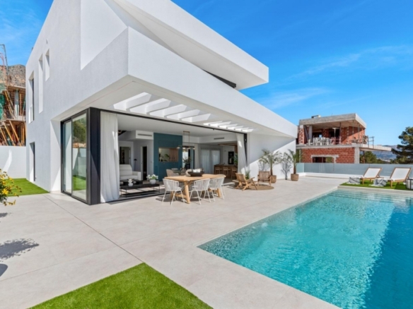 Villa de nueva construcción de 3 dormitorios con piscina privada y sótano con garaje y trastero a la venta en Polop