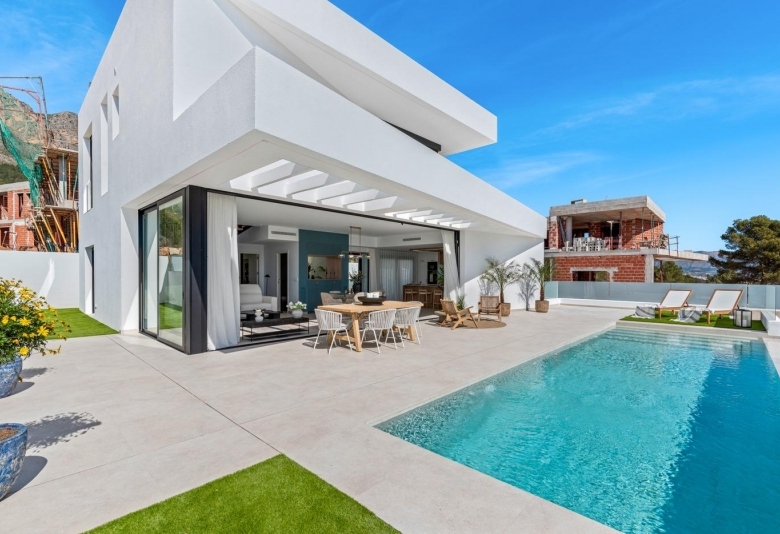 Villa de nueva construcción de 3 dormitorios con piscina privada y sótano con garaje y trastero a la venta en Polop