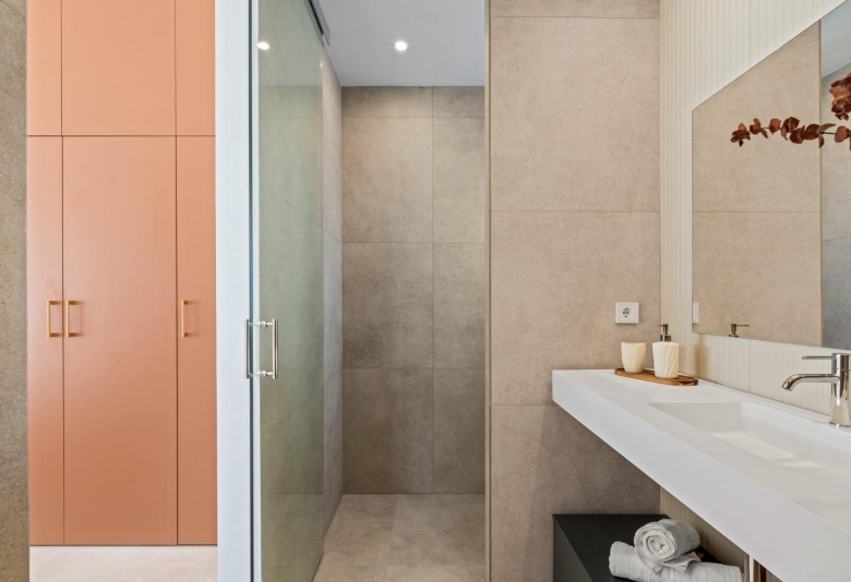 Villa de nueva construcción de 3 dormitorios con piscina privada y sótano con garaje y trastero a la venta en Polop