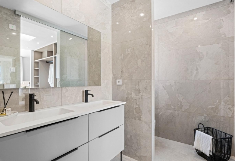 Villa de nueva construcción de 3 dormitorios con piscina privada y sótano con garaje y trastero a la venta en Polop