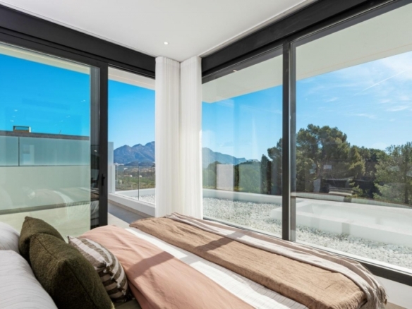 Villa de nueva construcción de 3 dormitorios con piscina privada y sótano con garaje y trastero a la venta en Polop