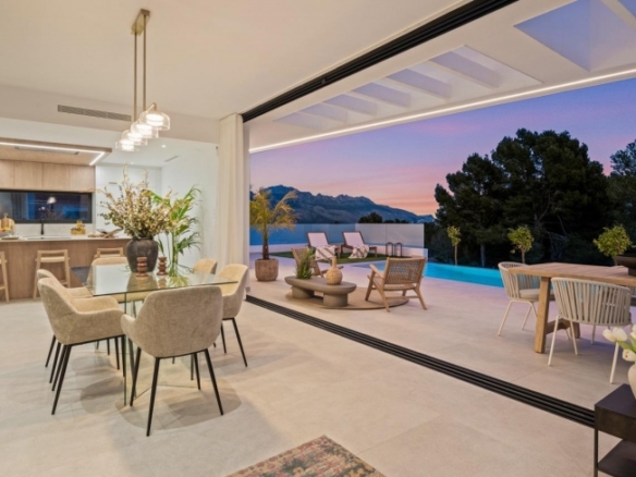 Villa de nueva construcción de 3 dormitorios con piscina privada y sótano con garaje y trastero a la venta en Polop