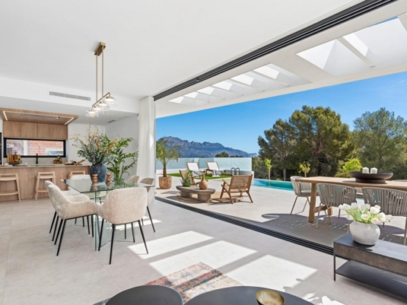 Villa de nueva construcción de 3 dormitorios con piscina privada y sótano con garaje y trastero a la venta en Polop