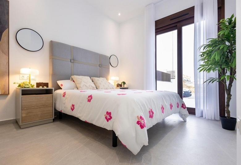 Villa pareada con 2 dormitorios y piscina privada en Golf Resort a la venta(Orihuela)