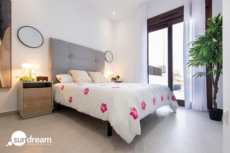 Villa pareada con 2 dormitorios y piscina privada en Golf Resort a la venta(Orihuela)