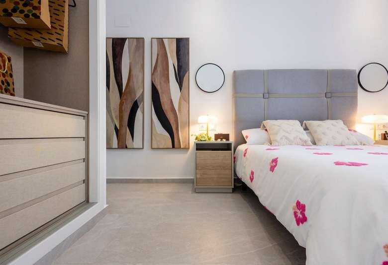 Villa pareada con 2 dormitorios y piscina privada en Golf Resort a la venta(Orihuela)